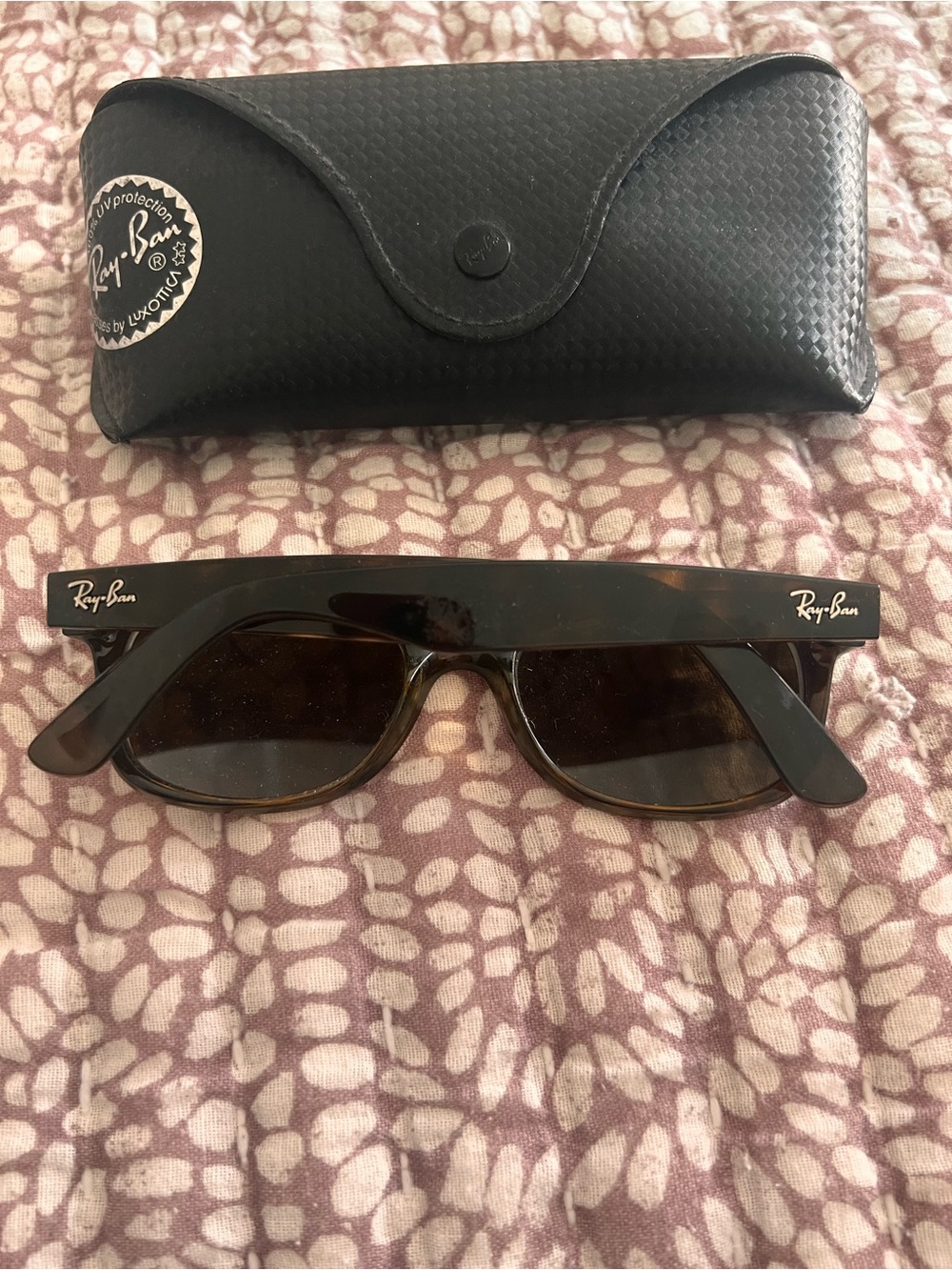 Woman’s Ray-Ban Wayfarer Polarized Sunglasses - Tortoiseshell Brown - Picture 4 of 5